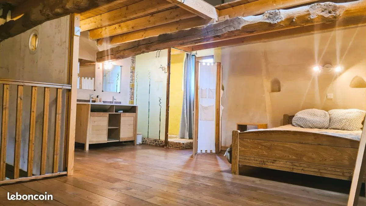 Chambre à l'étage avec lit double et douche à l'italienne ouverte