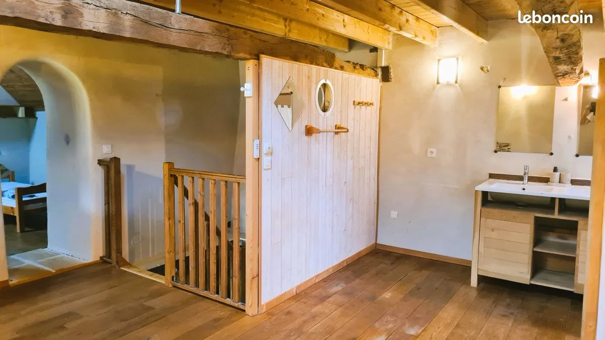 Palier à l'étage du gîte avec salle de bain et bardage bois